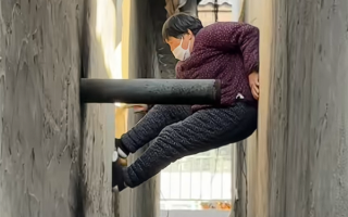 山东68岁老太火了：2分钟徒手翻5米高墙回家 !