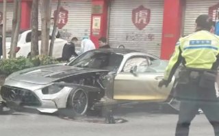深圳街头奔驰跑车失控撞飞路人 ！目击者：骑车被撞的行人已身亡 ！