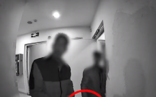 宝妈称遭多名男子戴白手套捶门 ！物业：报警后警方将人带走，疑似精神不正常 ！