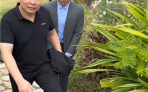 博主手持iPhone在华为园区录像 余承东微笑吐出四个字 ！