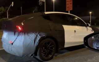 35万级六座纯电SUV 加长版特斯拉Model Y实车曝光：臀部太翘 !