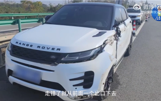 路虎走错路口直接倒车被货车撞 男子：我看后视镜了 他离很远 ！