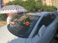 36℃高温天 一岁幼童把自己锁车内 家长车外撑伞试图降温 !