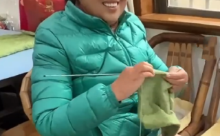 患癌奶奶5年织200多件毛衣给山区娃 ！直言：“多织一件就多一个小朋友穿” ！
