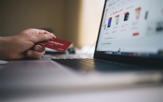 10元3副耳钉被仅退款商家千里讨公道 网友支持：不能惯着 ！