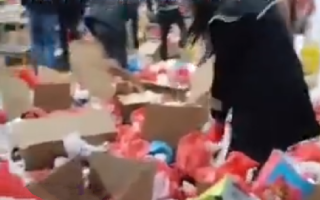 公司食堂将员工自带碗筷丢地上 ！承包商回应：已提前发通知让在职员工转移餐具 ！