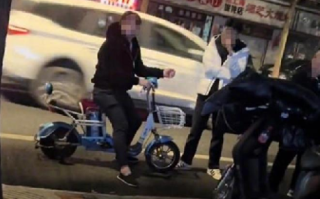 女孩回应被男子问5000元玩不玩：当时正在马路边等车，仍未收到道歉 ！