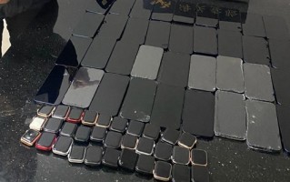 女子过海关脱衣暗藏玄机！腰缠36部iPhone、32块Apple Watch被查 ！