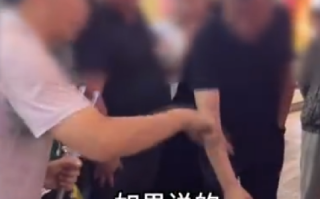 男子为孩子上街求捐赠被质疑 ! 路人：如果能证明亲子关系我们都能捐 ！