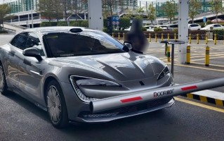 配135度电池 仰望U7实车曝光：正面刚特斯拉Model S、保时捷Taycan ！