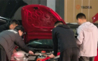 曝雅迪技术人员拆解兰博基尼、特斯拉汽车 网友：雅迪要造车了吗？
