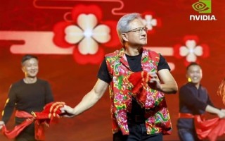 不是AI恶搞！英伟达CEO黄仁勋来中国参加年会：穿红色大花马甲 扭东北秧歌 ！