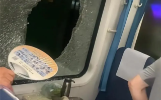 K1373列车停滞乘客砸窗通风 律师：属紧急避险 无需担责 ！