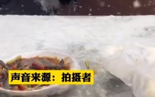 婚礼现场突下大雪宾客冒雪吃席 ！拍摄者:当地没有搭棚习俗 ！