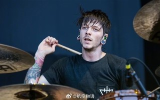 美国著名鼓手晒自家40年机龄的飞机 数小时后降落时坠毁遇难 ！
