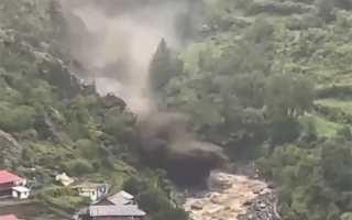 直观感受山洪的威力！印度一村庄直接被冲毁：上百人失踪 ！