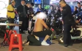 男子当街骑坐老人大喊让其下跪：只因觉得老人打电话的声音太大了 ！