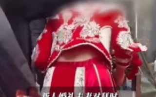 新娘夫妻对拜时被一女子用力按头 ！化妆师：据说是当地的一种习俗，新娘忍住没发脾气 ！