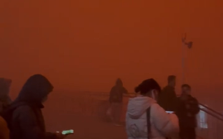 天空赤橙像异世界！新疆特强沙尘暴来袭：汽车玻璃被刮碎 ！