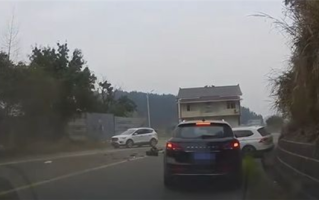 生死一线！罐车弯道撞车突发死亡摇摆：双向司机被吓出冷汗 ！