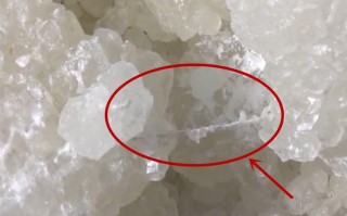 单晶冰糖和多晶冰糖哪个好（为什么有的冰糖里面有棉线呢） ！