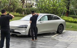 华为首款豪华旗舰轿车！享界S9实车曝光：德系BBA强敌 ！