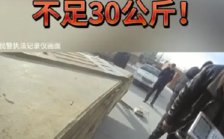 商贩用鬼秤成年男子上秤不足60斤：严重“缺斤少两”，商贩遥控电子秤多赚1万元！