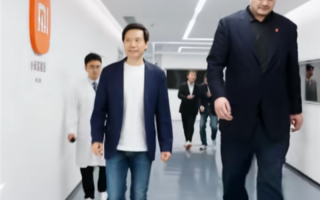 姚明参观小米科技园 身高1米8雷军合影秒变1米5 ！