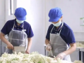 河南一地聘请160名家长到中小学帮厨：“妈妈食堂”来了！
