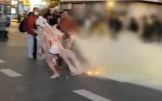 男子用灭火器怼脸喷燃放仙女棒女生！当事人就医检查 中国消防提醒 ！
