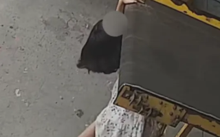 10岁小女孩快递站玩耍 手臂被卷入传送带 整个身体悬空 !