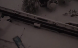 郑州女生推窗看暴雪 窗户掉下楼 ！直言：很庆幸楼下没人，应该也没损伤到什么东西！