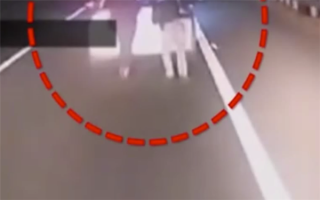 网约车跑高速没电抛锚司机邀乘客推车 网友怒斥拿人命当儿戏！ 