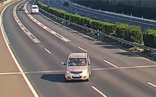 卧龙凤雏 男子犯困高速路直接停车睡觉：货车司机睡着开车与之碰撞 ！