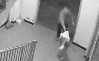 女孩门口玩险遭人捂嘴带走 监控曝光！妈妈:孩子觉得不对劲 跑上楼大声呼救 ！
