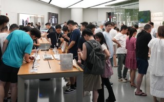 华为Pura 80系列被疯抢 一女生成为首批购机用户：很开心很激动 !