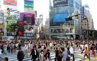 出生人数连续8年创新低 国家快消失！日本三孩以上家庭将免费上大学 ！