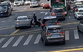骑电车鬼探头致事故被判全责 男子不满：看不到我他开什么车！ 
