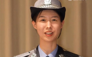 替同学挡8刀的女孩成了人民警察：守护万家灯火是她对自己未来的期许 ！