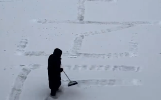女生3小时在雪地踩出上岸祝福 ! 网友：考研仪式感满满！