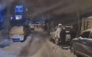 雪后刹车无效 司机一路顺滑下坡：最后所幸有惊无险 ！