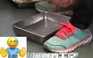 大妈被邻座嫌弃脚臭用茶盘洗脚 ！​网友：本来还有人坐直接清场了！