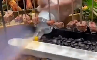 女子餐厅吃饭竟“引火烧身”：一瞬间大火迎面扑来，根本来不及反应！