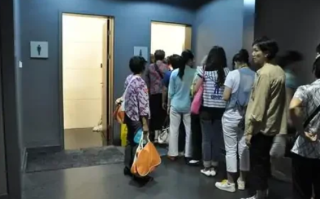 在景区商场上女厕为何这么难? 比例失调 生理差异！