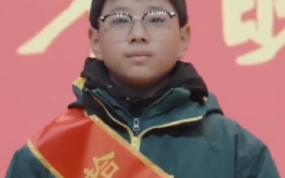 男孩看病重父亲捡近16万现金返还 ！直言：“​丢钱的人肯定很着急，说不定和我爸一样也等着钱救命” ！