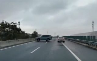 高速上掉头吓得小车紧急闪避 司机：我以为自己逆行了 赶紧纠错 ！
