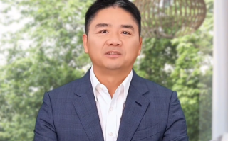“刘强东”预告直播带货 手部动作被网友调侃：数钱习惯了 ！