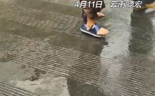 云南泼水节现场到处都在拔拖鞋：一个滑铲 拖鞋直接变护膝 ！