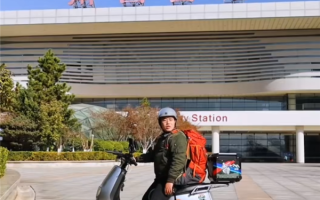 男子骑电动车从江西回成都过年：边送外卖边旅游 ！