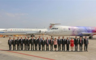国产飞机第一次！首批2架客改货ARJ21交付：最大载重10吨 ！